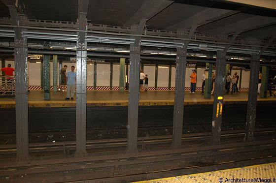 MANHATTAN - La metropolitana di New York: rumorsa, calda e con cent'anni di storia alle spalle è il mezzo più veloce ed affidabile per spostarsi in città