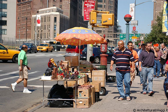 CANAL STREET - Ci rechiamo a Soho, per trascorrere il sabato all'insegna dello shopping in uno dei quartieri più trendy di New York