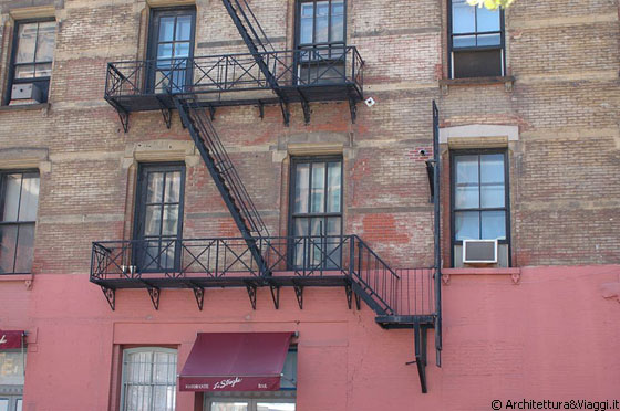 SOHO - Ovunque a Manhattan si riconoscono i caratteristici edifici con le scale in ferro di emergenza sulle facciate