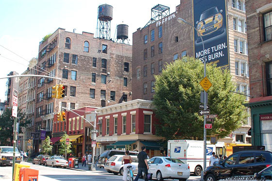 SOHO - La Broadway all'altezza di Grand Street - si intravedono i caratteristici cassoni per l'acqua sui tetti degli edifici