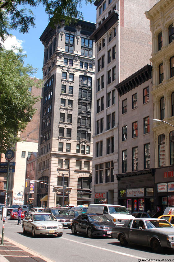 BROADWAY - L'animata e vivace arteria qui, all'altezza di Soho, è particolarmente ricca di negozi e trafficata