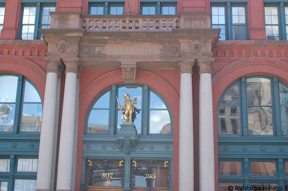 SOHO - Il Puck Building con la statua dorata di Puck, posta all'ingresso