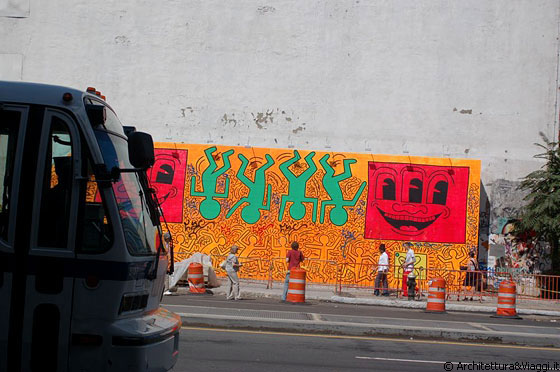 MANHATTAN - La riproduzione di un murale di Keith Haring, situato su un grande pezzo di calcestruzzo all'angolo tra Bowery e Houston
