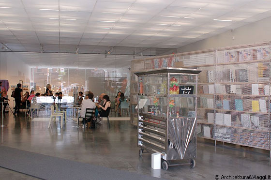 LOWER EAST SIDE - Il bar e la libreria al piano terra del New Museum of Contemporary Art New York, SANAA - 235 Bowery