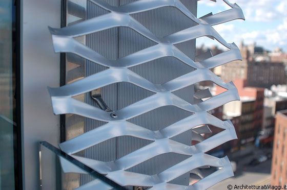 LOWER EAST SIDE - New Museum of Contemporary Art New York - particolare della lamiera in alluminio espanso anodizzato che riflette la luce 