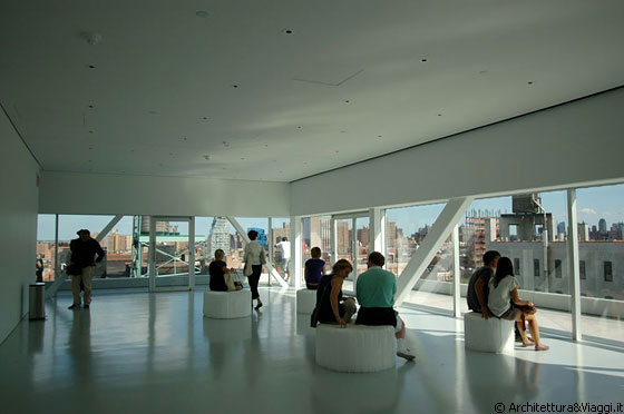 LOWER EAST SIDE - Il grande spazio vetrato all'ultimo piano del New Museum of Contemporary Art New York