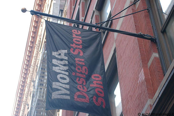 MANHATTAN - Il MoMA Design Store di Soho (81 Spring St) - qui potete trovare accessori per la casa, gadgets, libri, giocattoli, gioielli firmati MoMA