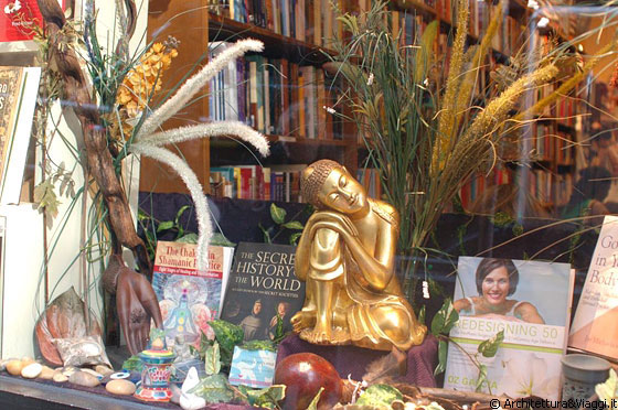 SOHO - Oggetti di ogni tipo, libri su religioni, filosofie orientali e new age in vendita in questa libreria del quartiere