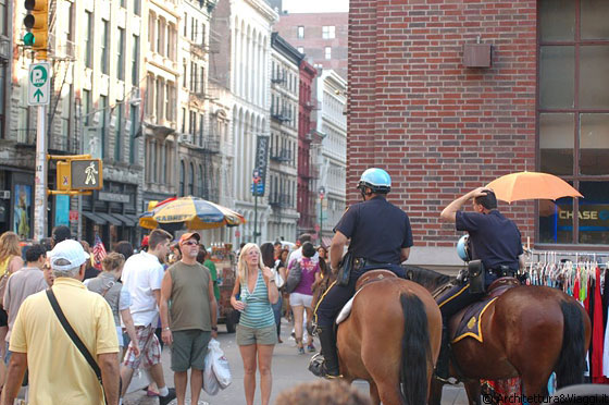 MANHATTAN - Polizia a cavallo per le strade di Soho