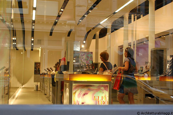 SOHO - Un negozio di profumeria in un loft con le colonne in ghisa splendidamente restaurato