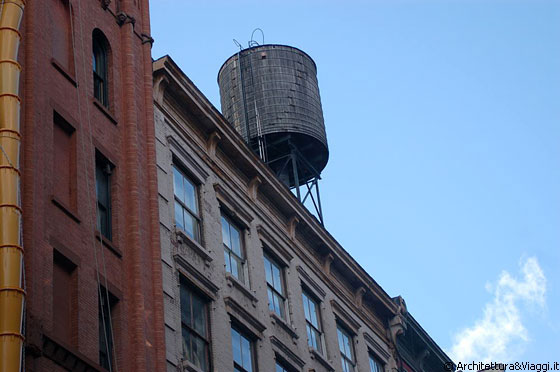 SOHO - Un caratteristico cassone per l'acqua sui tetti di Soho