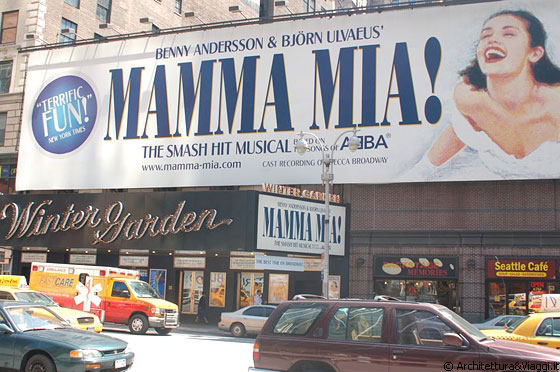 THEATER DISTRICT - Al Winter Garden Theater, sulla Broadway, è' in scena il famoso musical 