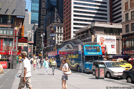 MANHATTAN - Il quartiere dei teatri visto alla luce del sole del mattino e ancora sufficientemente deserto