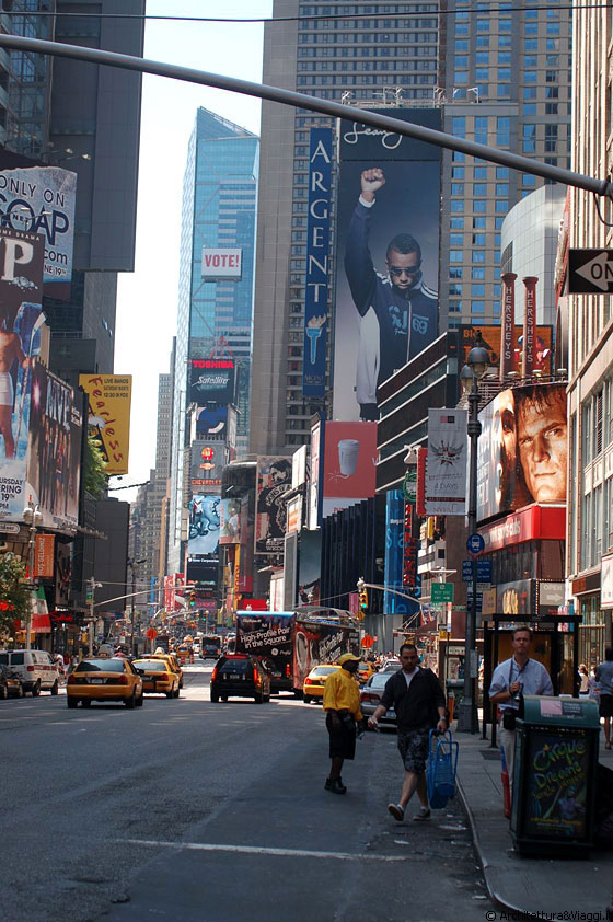 MIDTOWN MANHATTAN - Ci dirigiamo verso il Rockefeller Center ed osserviamo le Avenue che portano in Times Square 