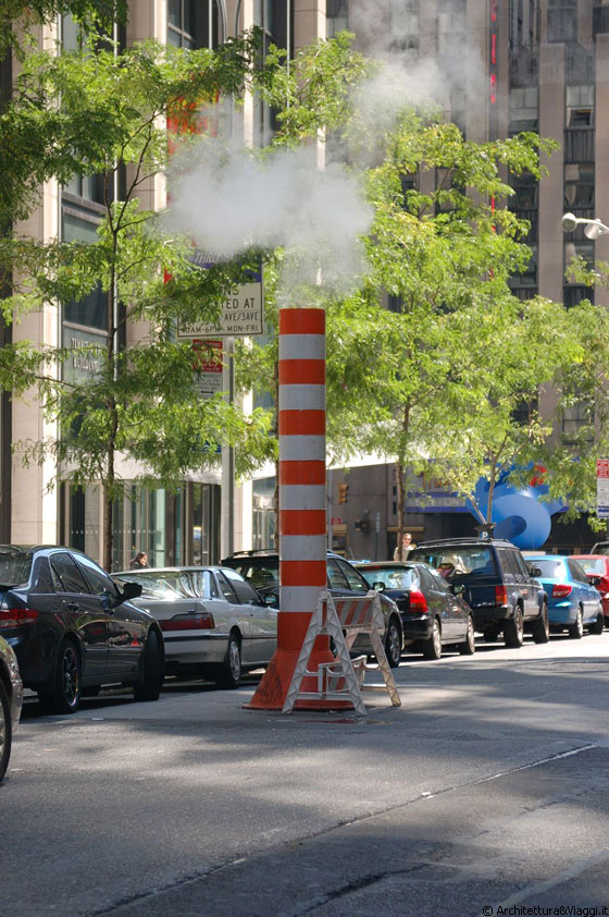 MANHATTAN - I caratteristici tombini fumanti di New York