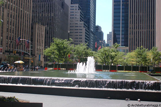 MANHATTAN - Le sistemazioni esterne al McGraw Hill Building