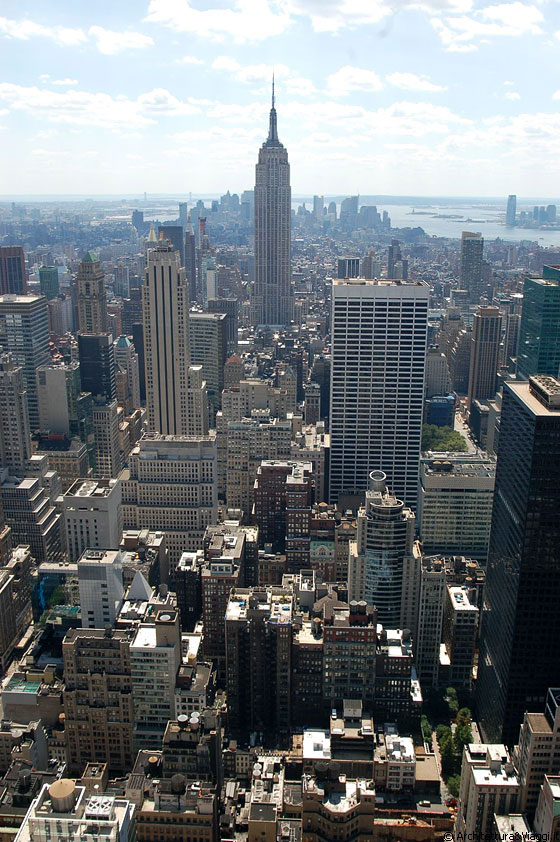 TOP OF THE ROCK - Guardando verso Lower Manhattan, l'Empire State Building domina il profilo della città