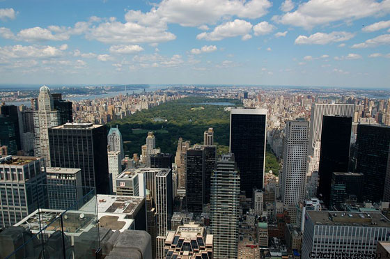 TOP OF THE ROCK - Dal Rockefeller Center si riconoscono molti noti edifici e grattacieli: di fronte a Central Park, spostato a destra, si distingue Solow Building in acciaio, marmo e vetro nero 