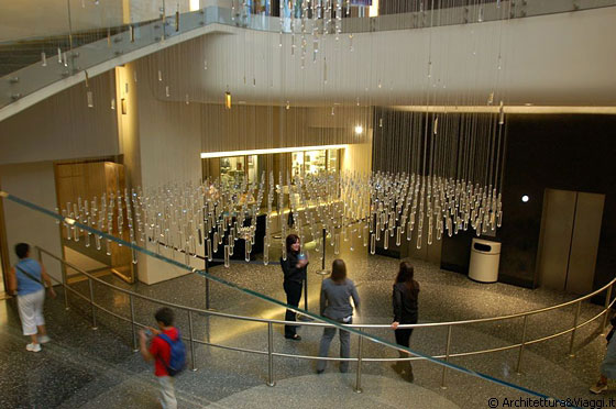 ROCKEFELLER CENTER - Questa scalinata conduce dalla biglietteria al piano interrato al piano degli ascensori per raggiungere il Top of the Rock