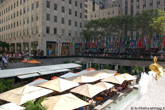 MIDTOWN MANHATTAN - Rockefeller Center: Café estivo sotto la Statua del Prometeo (la testa dorata a destra)