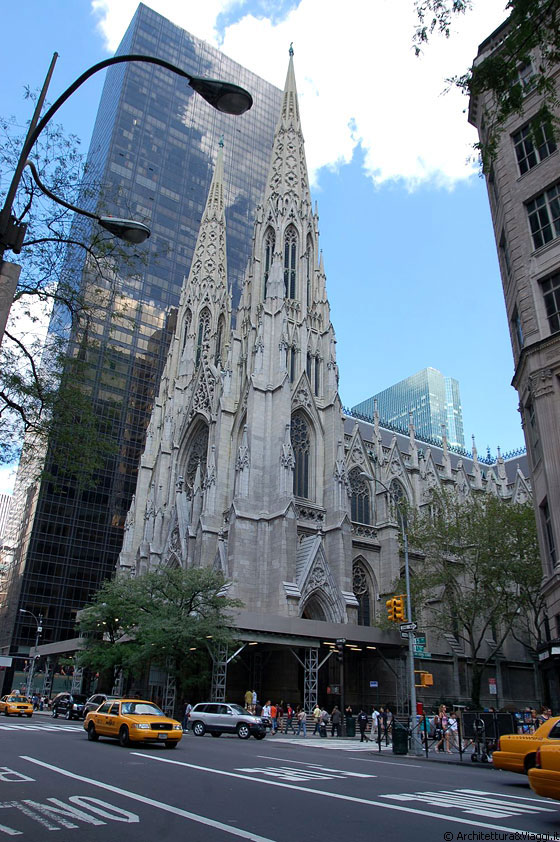 FIFTH AVENUE - Il contrasto tra l'Olympic Tower realizzata nel 1976 su progetto di Skidmore, Owings & Merrill e St. Patrick's Cathedral del 1879