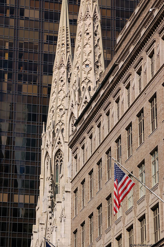 FIFTH AVENUE - St. Patrick's Cathedral contrasta con le pareti vetrate della Olympic Tower
