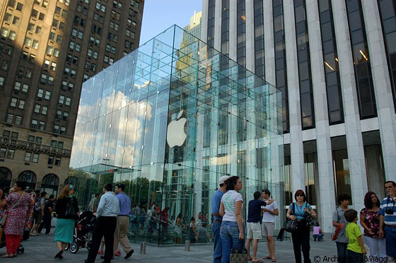 FIFTH AVENUE - L'apple store con l'inconfondibile mela, simbolo di Machintosk