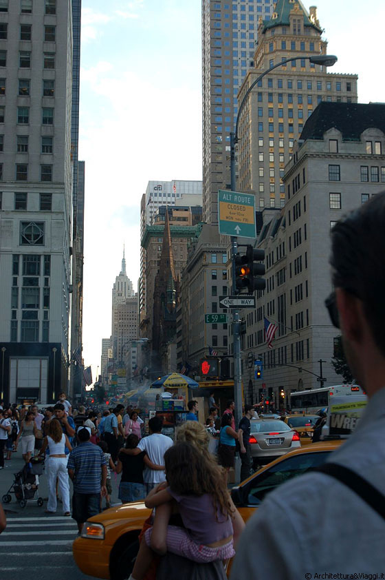 FIFTH AVENUE - Guardando verso sud, svetta alta la guglia dell'empire State Building