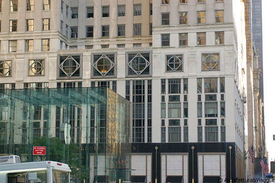 MANHATTAN - Eleganza nei dettagli per gli edifici che si affacciano sulla sulla Fifth Avenue - oltre il cubo della Apple, il grattacielo oggi sede Frommer, Lawrence & Haug, LLP 