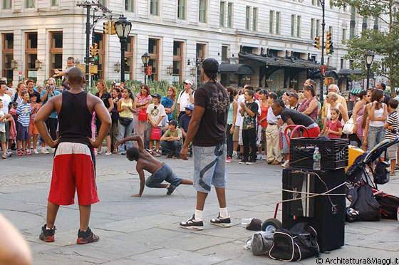 FIFTH AVENUE - Uno spettacolo di breakdance in Gran Army Plaza, all'angolo sud est di Central Park