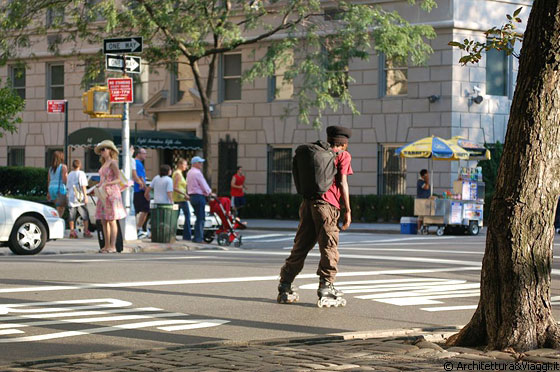 FIFTH AVENUE - Disinvolto e padrone della strada con i suoi pattini a tre ruote, del resto sono studiati per avere un'ottima scorrevolezza sull'asfalto