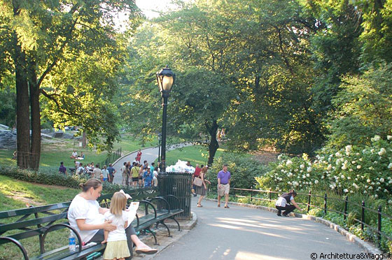NEW YORK CITY - Entriamo in Central Park, è domenica pomeriggio e ci sono molte persone a godersi il parco