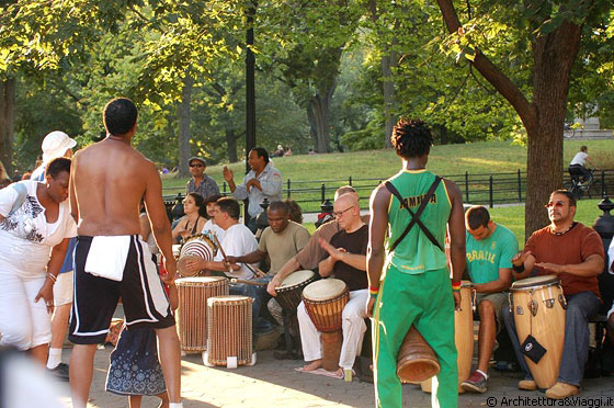 NEW YORK CITY - Musica afro americana a Central Park - tamburi e strumenti a percussioni per questo gruppo di artisti improvvisati