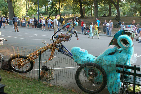 CENTRAL PARK - Una singolare bicicletta modello chopper, fortemente personalizzata e appariscente, guardate la foto successiva, scoprirete il proprietario