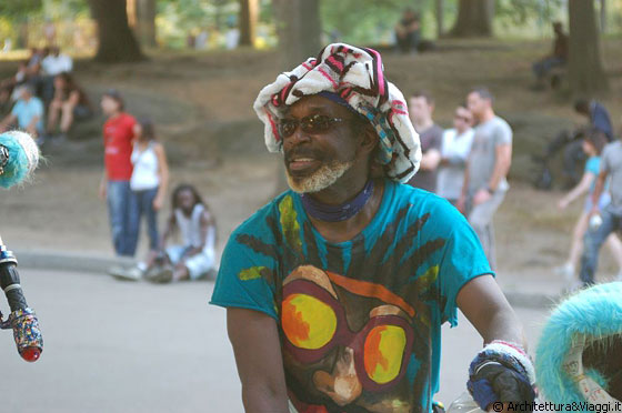 CENTRAL PARK - Il simpatico ed originale proprietario della chopper bike della foto precedente ha l'aria di divertirsi molto