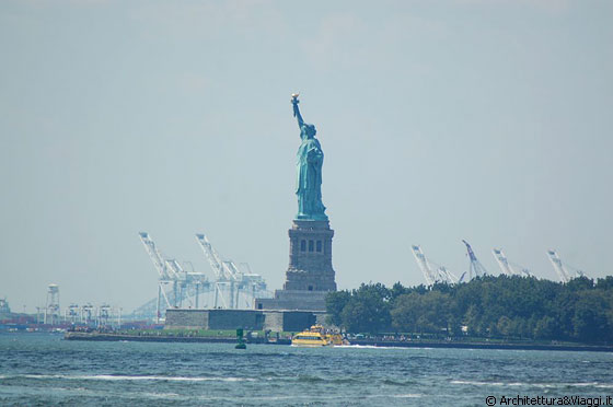 NEW YORK CITY - Statua della Libertà vista da Battery Park City