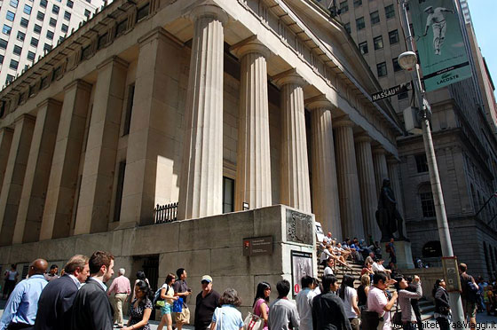 FINANCIAL DISTRICT - Federal Hall, edificio neogreco (1834 - 1842) contraddistinto da un'enorme statua di George Washington