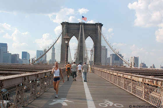 LOWER MANHATTAN - Ponte di Brooklyn: i percorsi pedonali e ciclabili sopraelevati separati dal traffico veicolare