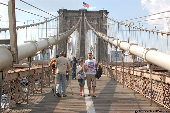 BROOKLYN BRIDGE - Scenario di proteste, gioie e tragedie ma soprattutto noto per essere attraversato ogni anno dalla maratona di New York