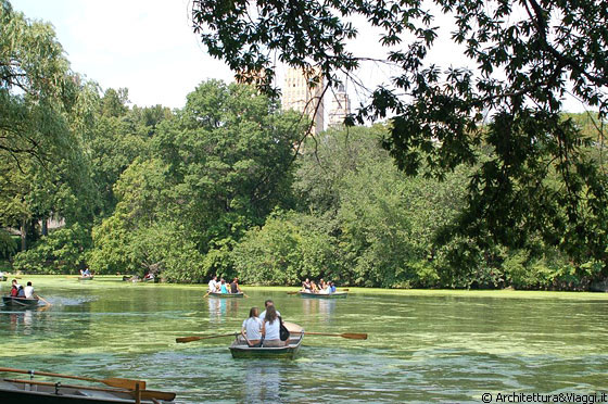 CENTRAL PARK - The Lake - le piacevoli gite in barca a remi che si possono noleggiare a The Loeb Boathouse