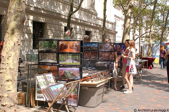 MUSEUM MILE - Stampe, fotografie di New York e di Central Park, souvenir per turisti proprio davanti al Metropolitan Museum of Modern Art