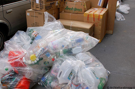 NEW YORK CITY - Raccolta rifiuti differenziata sui marciapiedi dell'Upper East Side