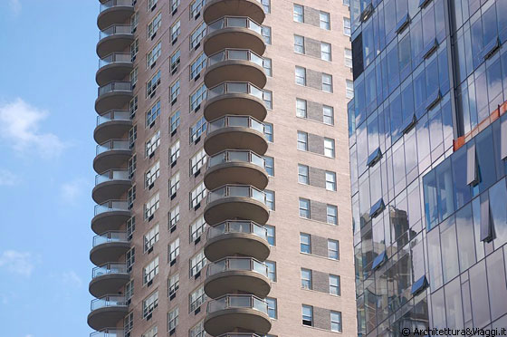 UPPER EAST SIDE - Un grattacielo con balconi d'angolo circolari