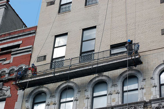 UPPER EAST SIDE - Manutenzione e pulizia delle facciate con piattaforma sospesa per mezzo di funi metalliche 