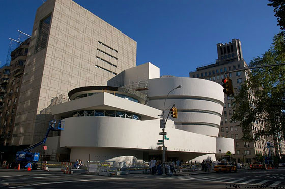 UPPER EAST SIDE - Tornando indietro riapssiamo davanti al Guggenheim Museum, ubicato di fronte a Central Park, all'altezza del grande bacino idrico