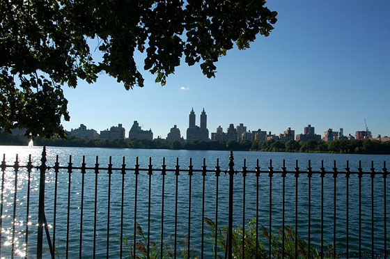 MANHATTAN - Poco dopo il Guggenheim Museum entriamo nel parco percorrendo il perimetro del Jacqueline Kennedy Onassis Reservoir