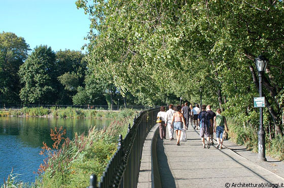 CENTRAL PARK - Una buona camminata è quel che ci vuole per finire il pomeriggio e così anche noi ci uniamo ai newyorkesi che sono qui per fare footing, marciare e camminare