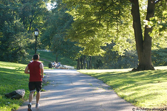 CENTRAL PARK - Ad ogni ora del giorno incontri qualcuno che fa footing