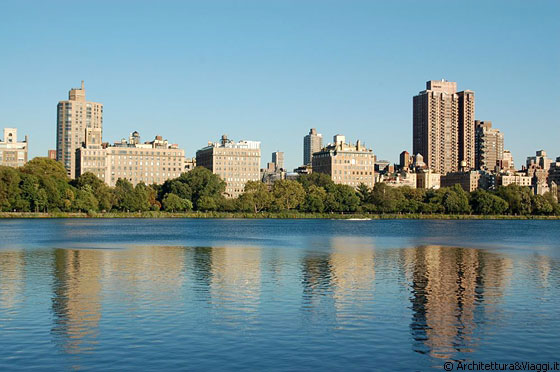 CENTRAL PARK - Camminiamo lungo il bacino idrico Jacqueline Kennedy Onassis Reservoir, osservando lo skyline dell'Upper East Side che si riflette nell'acqua