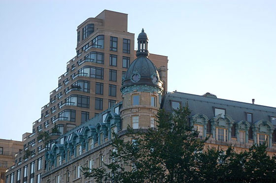 UPPER WEST SIDE - Usciti da Central Park, ci tuffiamo nella zona ovest ed osserviamo gli edifici di epoche e stili diversi
